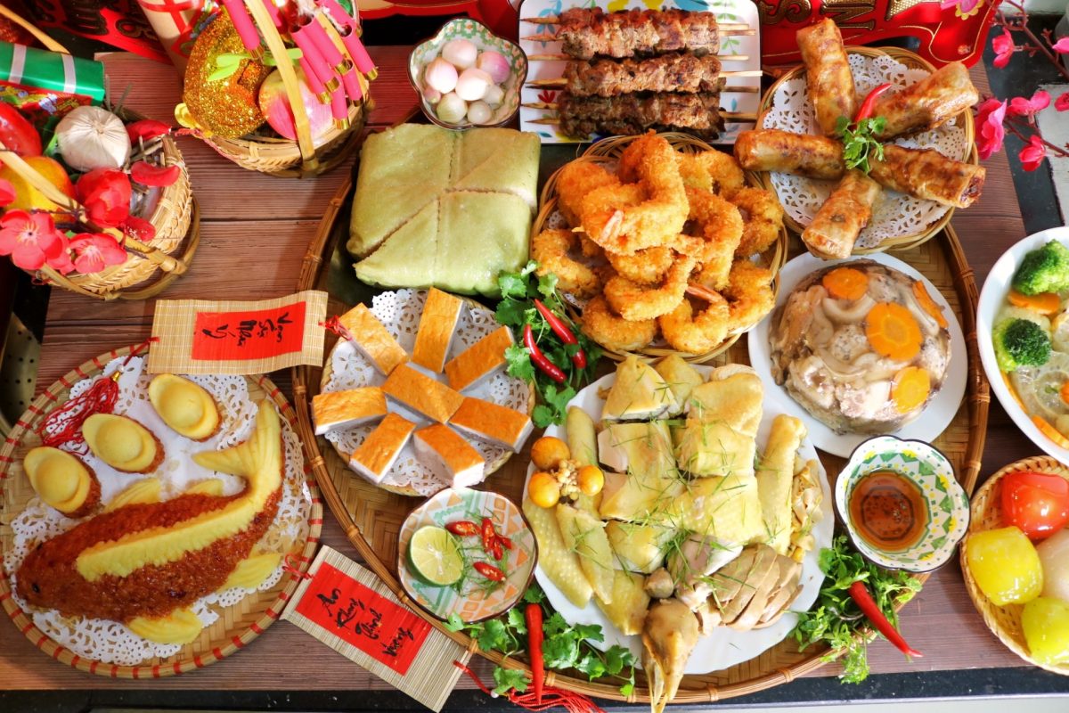 Mâm cơm ngày Tết với nhiều món chiên rán khiến gan làm việc vất vả hơn